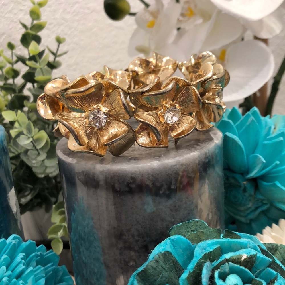 Gold tone  flower bracelet